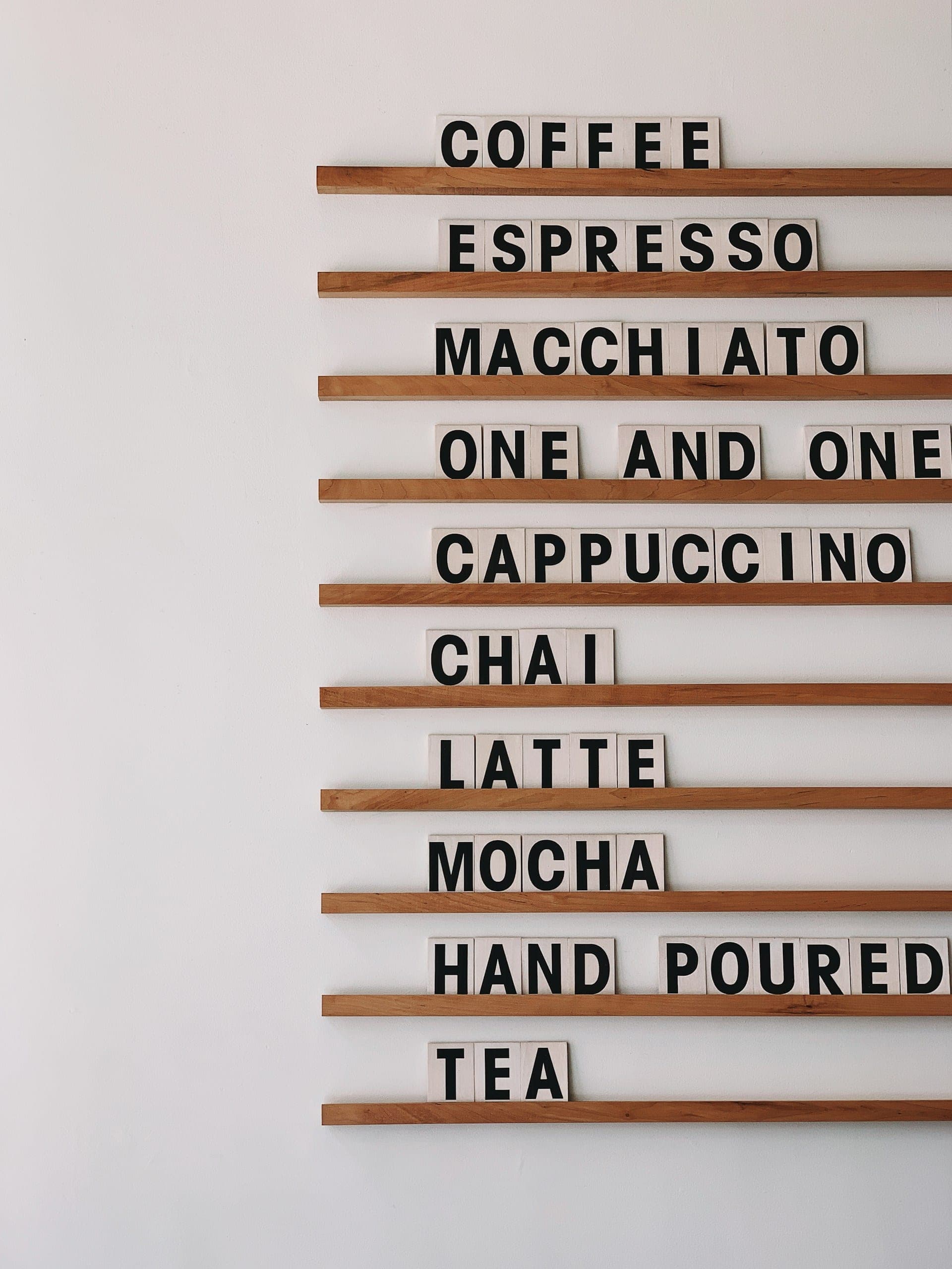 Drvene police sa slovima: espresso, cappuccino, latte