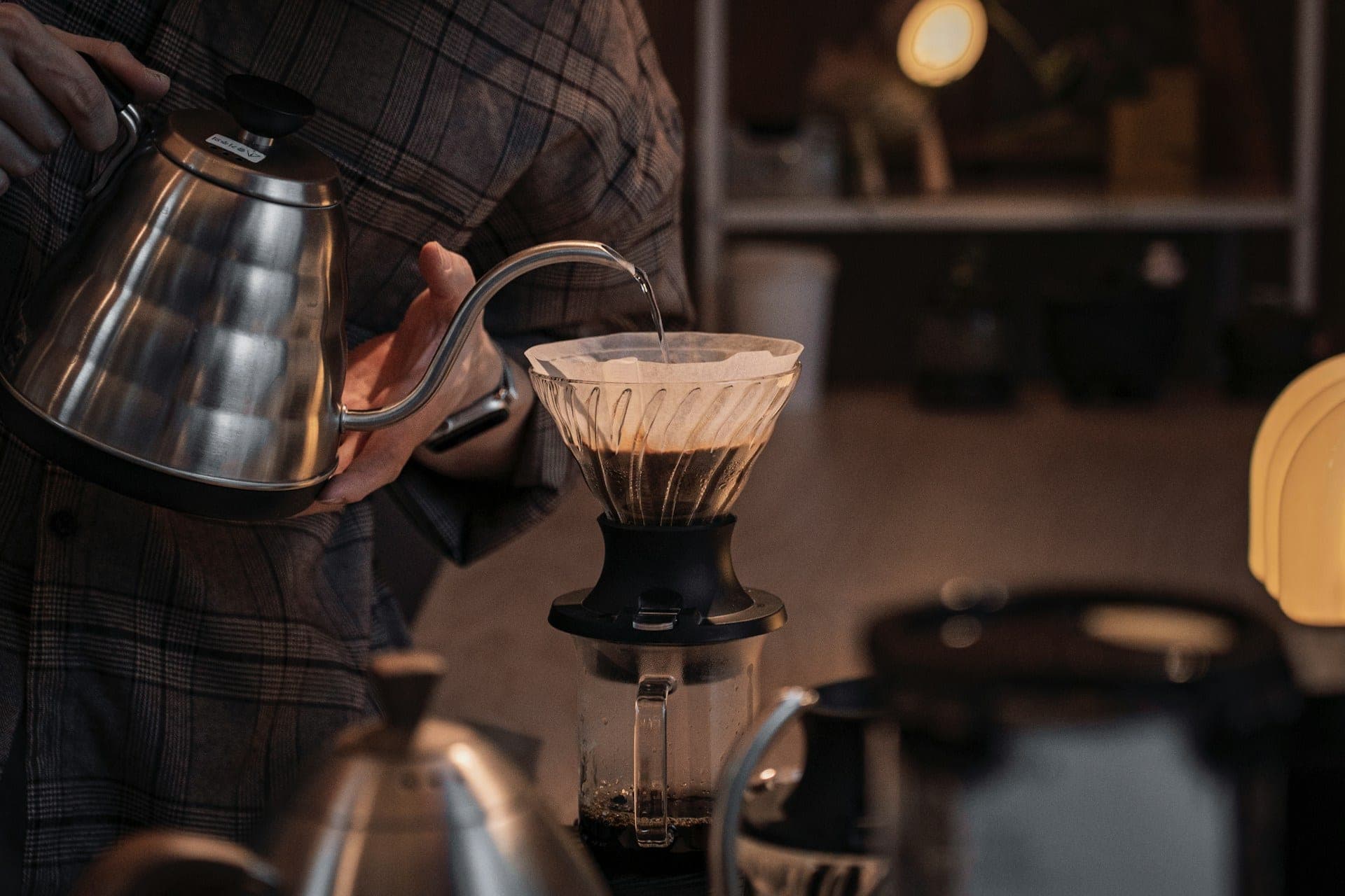 Priprema filter kafe u staklenom dripperu